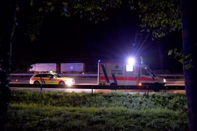 Mann wird auf der A81 bei Mundelsheim von Audi ueberfahren und toedlich verletzt